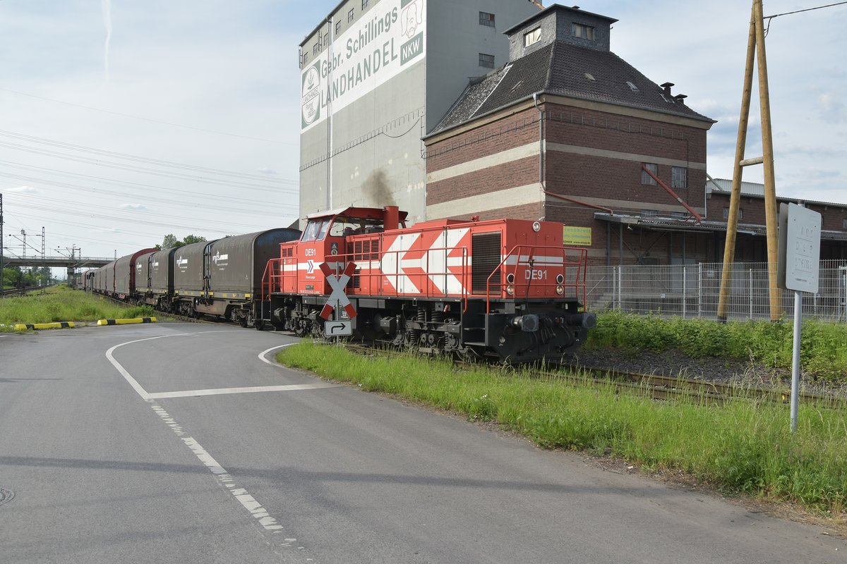 Hier zieht die 272 014-8 einen Teilzug aus um ihn dann in ein anderss Gleis zu drücken, wo sie noch mehr Wagen für das Alu-Werk abholt. 21.5.2017