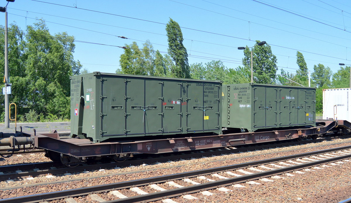 Hier zwei US-amerikanische Ausrüstungscontainer auf einem Drehgestell-Tragwagen für Container und Jumbo-Wechselbehälter der DB mit der Nr. 81 80 D_DB 4522 062-6 Sgkkms 698 am 29.05.18 Bf. Flughafen Berlin-Schönefeld.