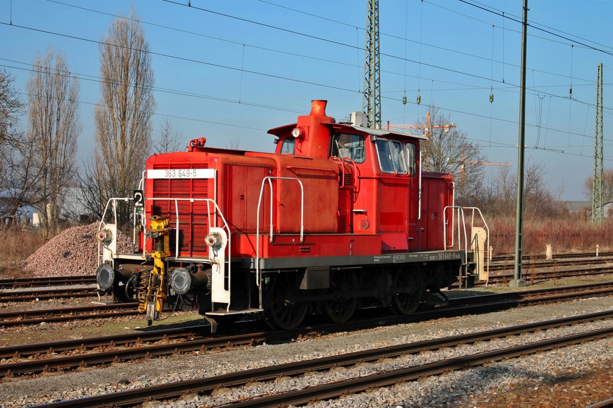 Highlight des Tages: Die Mannheimer 363 649-5 (HU/BCSX/11.01.2013), die derzeit in Freiburg (Brsg) Hbf im Einstaz ist, in Müllheim (Baden). Was die Lok dort tat, kann ich leider nicht sagen. Besonderst ist, dass sie auf beiden Seiten die Roten Rücklichter an hat.