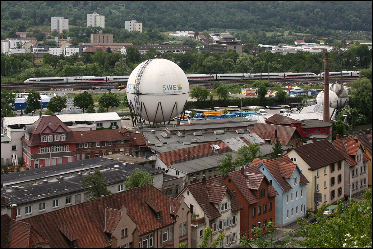 Hinter der Gaskugel -

Ein Velaro D auf der Fahrt von Stuttgart nach München fährt an Esslingen am Neckar vorbei.

28.05.2016 (M)