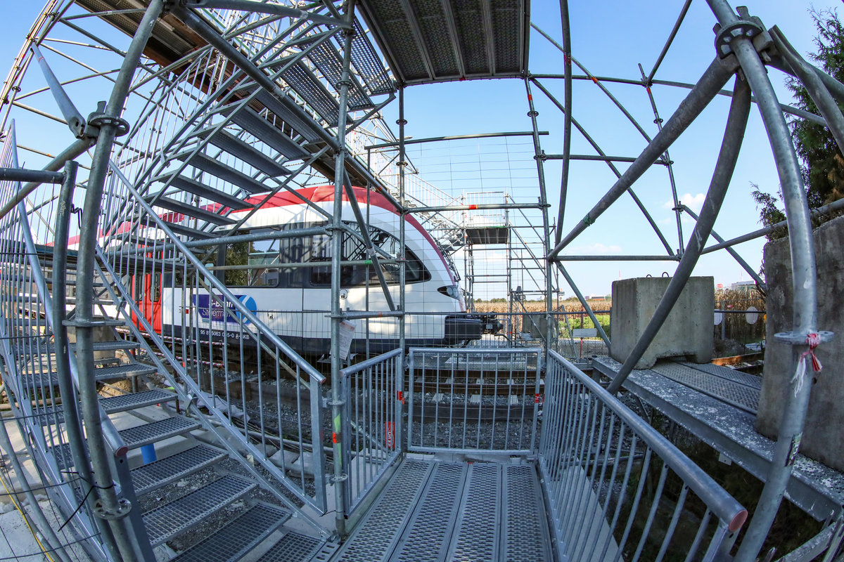 Hinter Gittern,.… 
Im Ortsteil Strassgang wird derzeit eine Unterführung unter der Bahntrasse der Graz Köflacher Bahn gebaut. 
Aus diesem Grund gibt es als Alternative bis zur Eröffnung des Bauwerkes eine Stahlüberführung. 

  20.September 2018