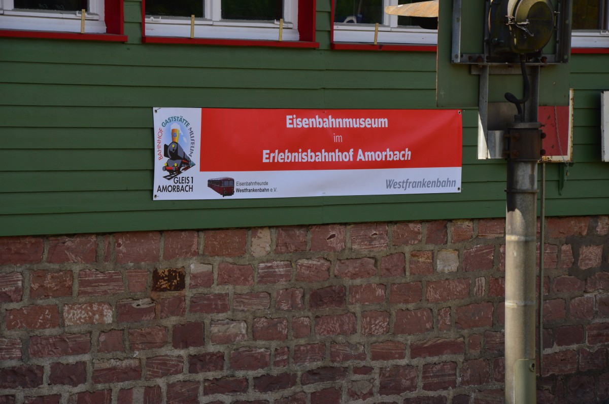 Hinweis auf das Museum im ehemaligen Empfangsgebäude des Bahnhofs Amorbach. 25.5.2014