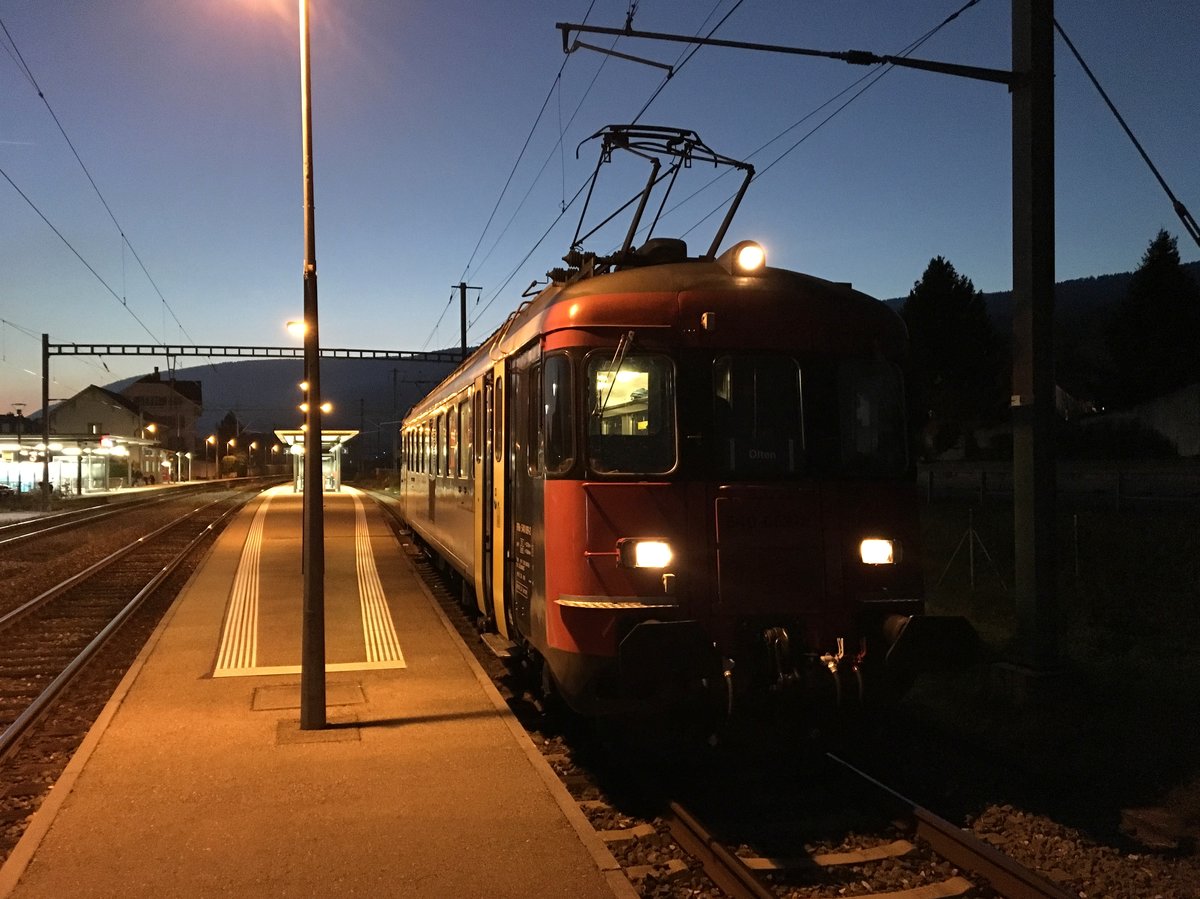 Historic RBe 540 069-2 als Extrazug Genve La Praille - Olten beim Zwischenhalt in Le Landeron, 29.10.2016.
