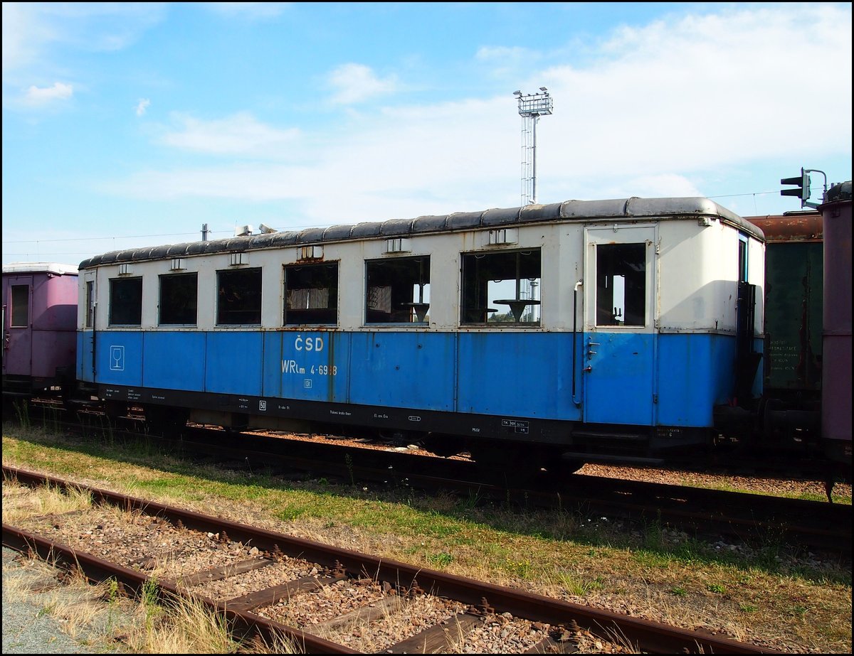 Historische ČSD Speisewagen WRlm 4-6998 (Wagenfabrik Tatra Smíchov 1948) in Eisenbahn Museum Jaromer am 2. 8. 2018.