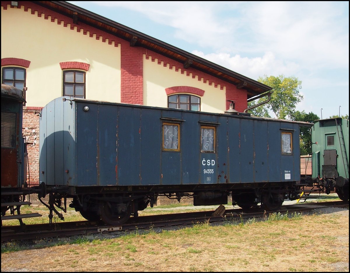 Historische ČSD Wohnen Wagen 94 555(Wagenfabrik Righoffer 1899) in Eisenbahn Museum Jaromer am 2. 8. 2018.