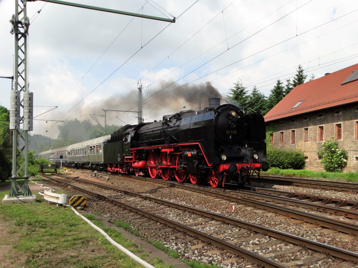 Historische Eisenbahn Frankfurt 01 118 mit Sonderzug bei Laufach am 25.05.17 von einen Gehweg aus fotografiert