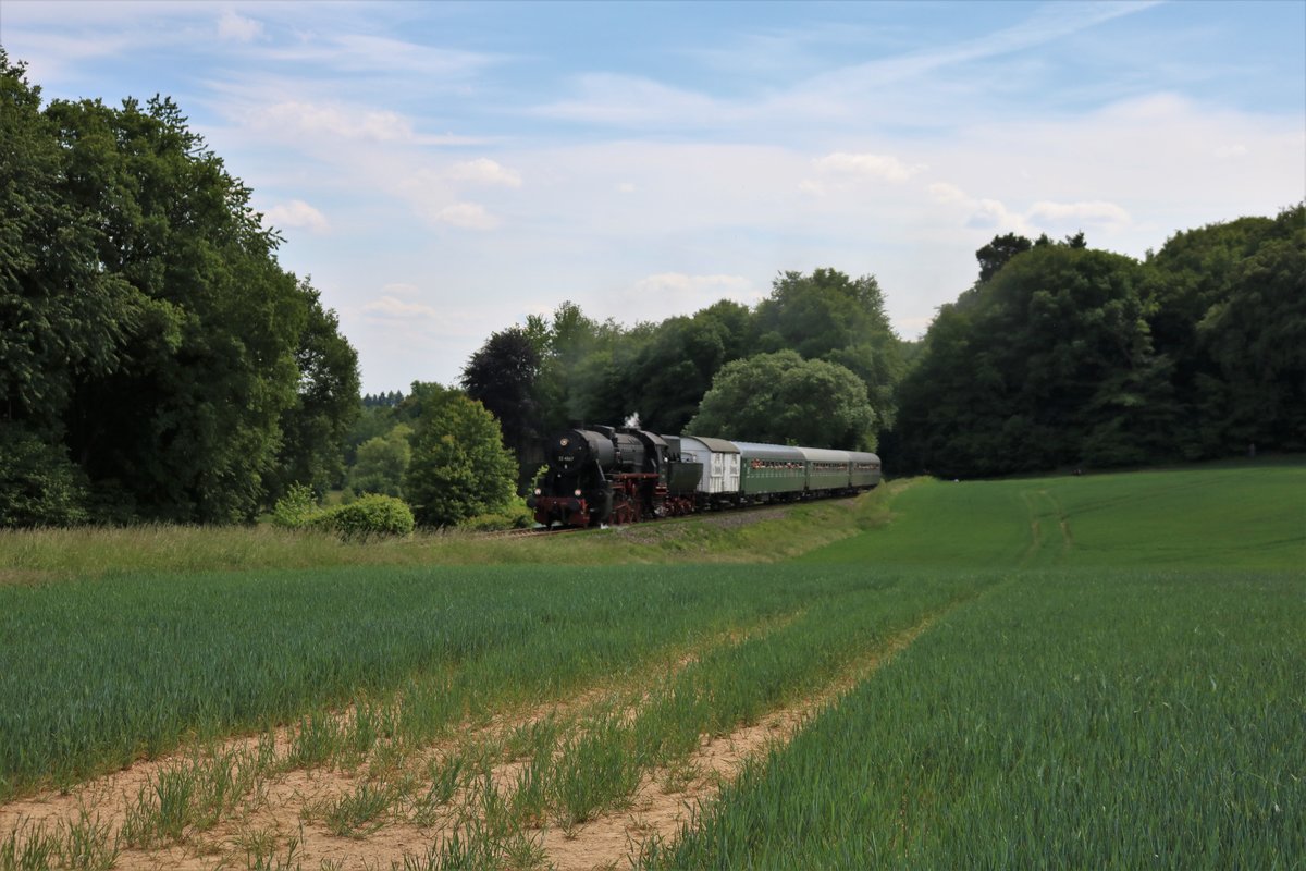 Historische Eisenbahn Frankfurt 52 4867 am 21.05.18 bei Königstein Schneidhain im Taunus mit einen Sonderzug