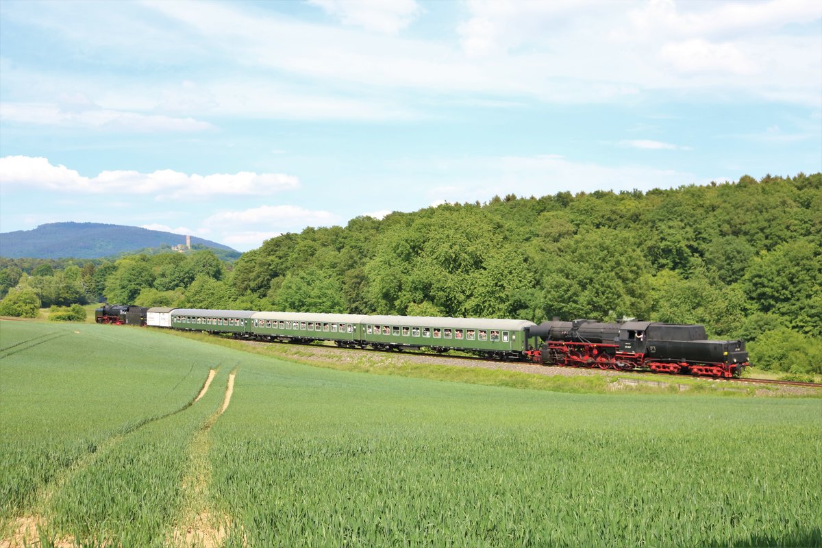 Historische Eisenbahn Frankfurt 52 4867 und 01 118 am 21.05.18 bei Königstein Schneidhain im Taunus mit einen Sonderzug