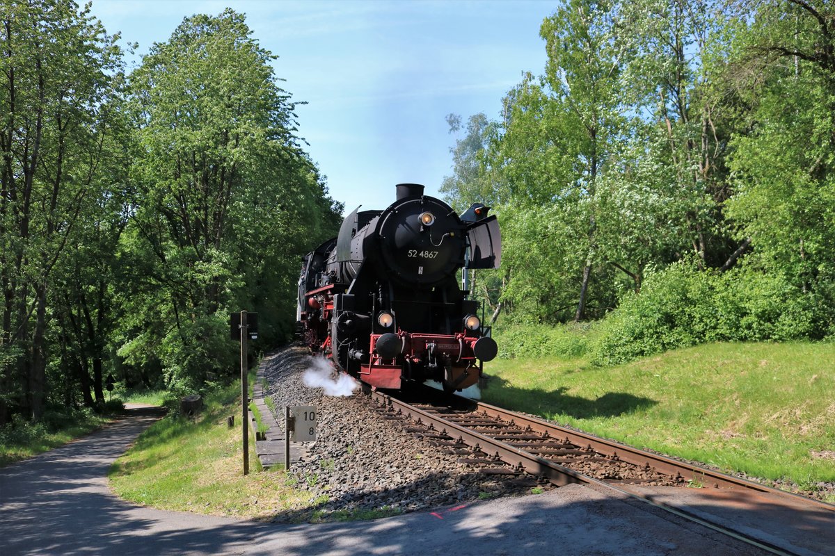 Historische Eisenbahn Frankfurt 52 4867 am 21.05.18 bei Kelkheim im Taunus mit einen Sonderzug