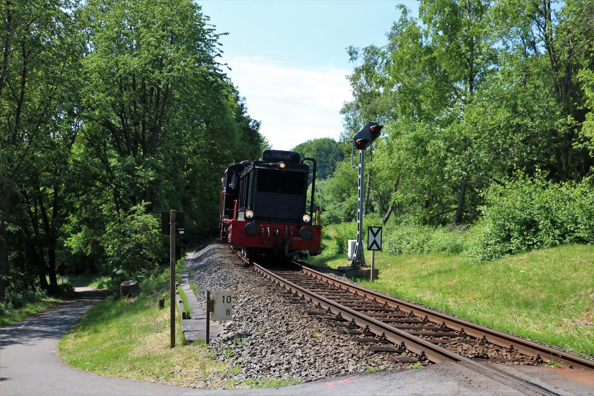 Historische Eisenbahn Frankfurt V36 406 am 21.05.18 bei Kelkheim im Taunus mit einen Sonderzug