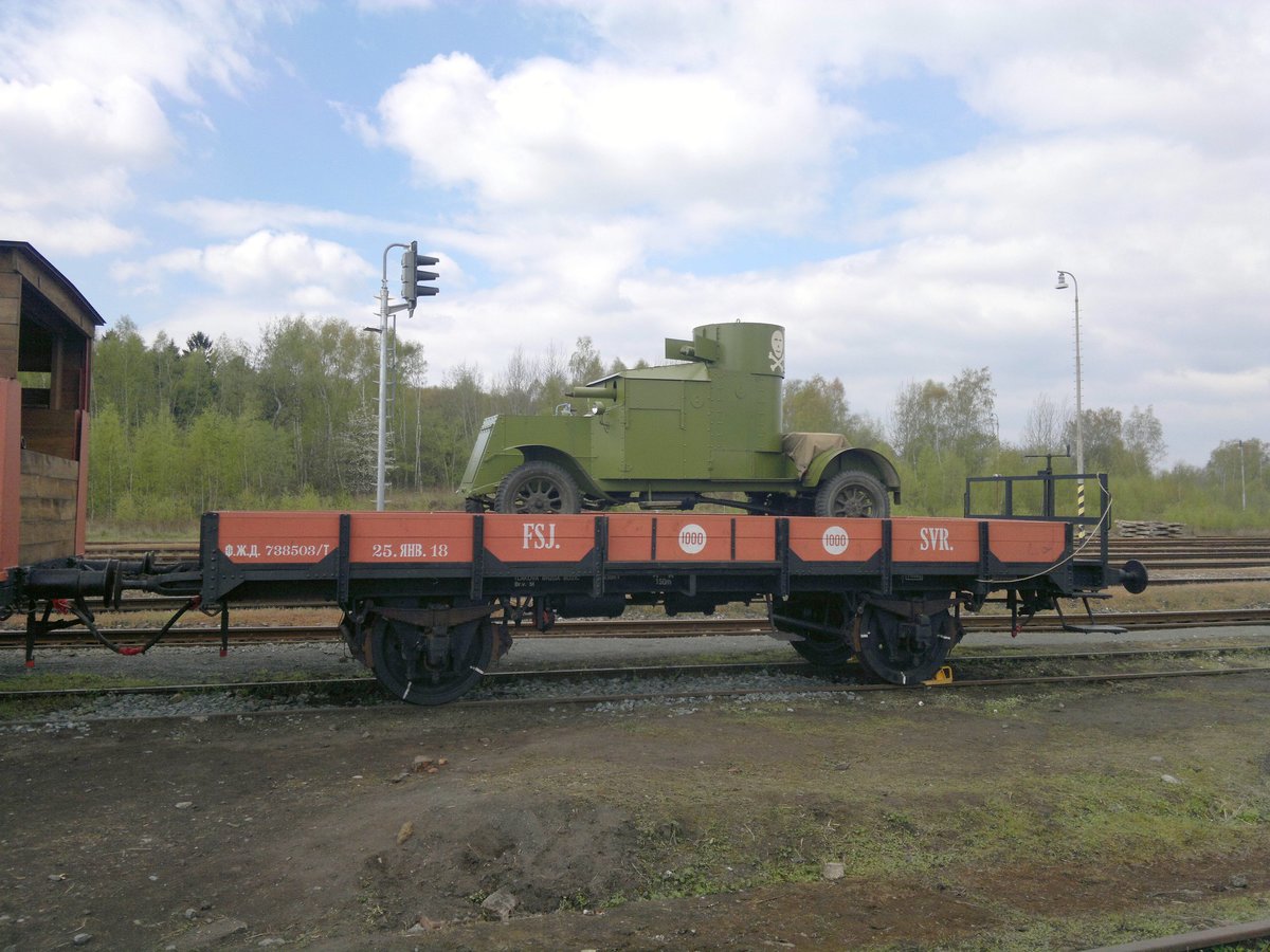 Historischer Güterwagen mit Panzerkraftwagen Austin in Hbf Kladno am 19.4.2016. Legiovlak - Legionär Zug in Rusland I.Weltkrieg.