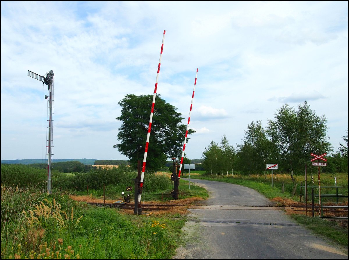 Historisches Bahnübergang bei Vlastec am 25. 8. 2017.