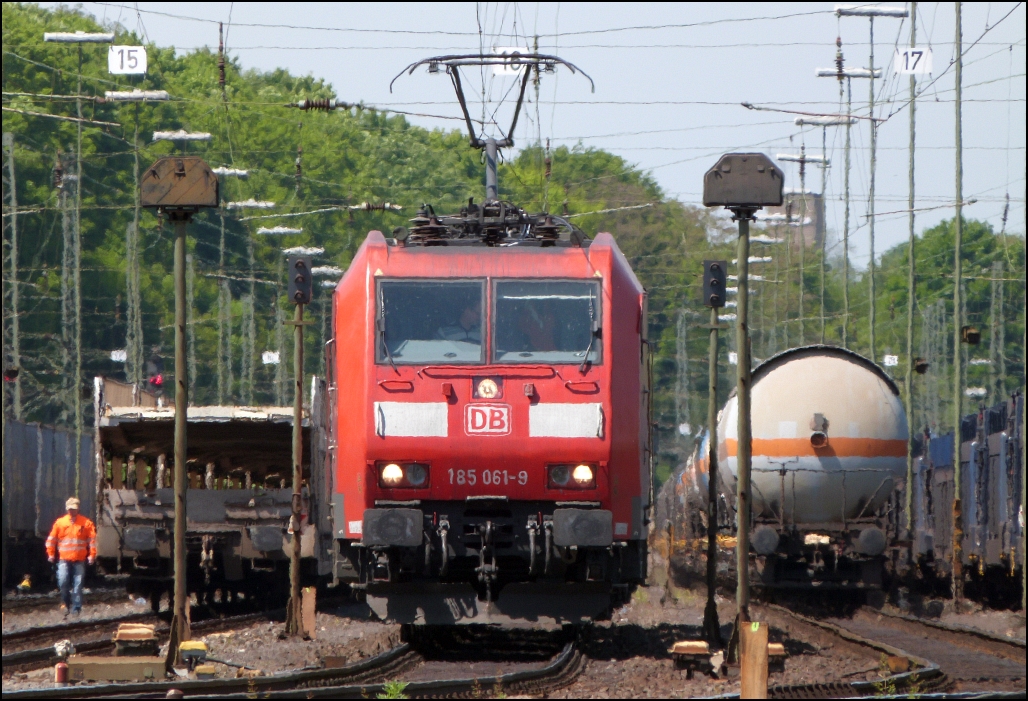 Hitzeflimmern über den Gleisen am Bahnhof Aachen West im Mai 2012. Warmes Frühlingswetter veranlasste mich zu diesen Stimmungsbild und zeigt die 185 061-9 bei der Ausfahrt in Richtung Köln. 