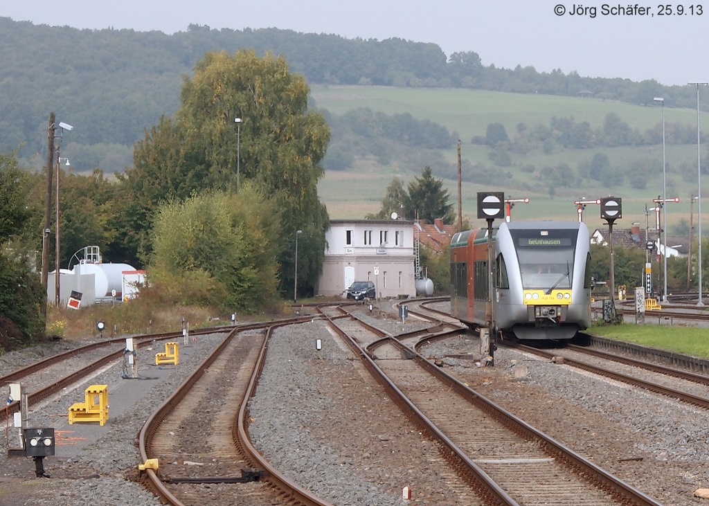 HLB-Triebwagen 124 kommt am 25.9.13 als RB HLB 24457 aus Gieen im weitlufigen Bahnhof Glauburg-Stockheim an. 