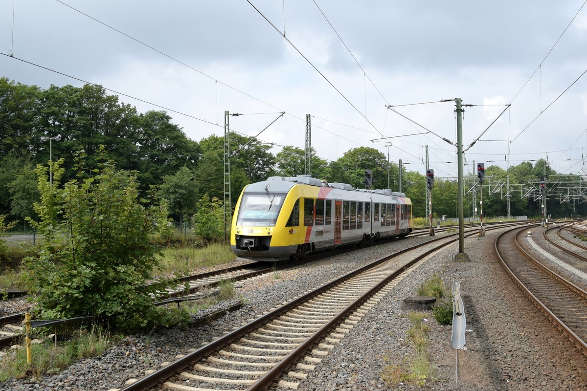 HLB VT 251 (648 151/651) als RB 90 (61716)  Westerwald-Sieg-Bahn  Westerburg - Siegen Hbf fährt am 13.08.17 in den Bahnhof Au (Sieg) ein.