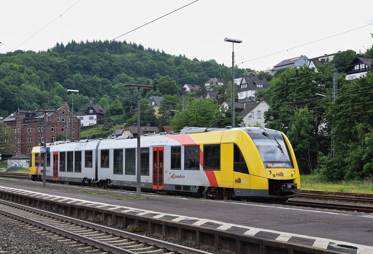 HLB VT 504 (1648 104/604) als RB 96 (61769)  Hellertal-Bahn  Betzdorf (Sieg) - Dillenburg erreicht am 03.06.17 Dillenburg.