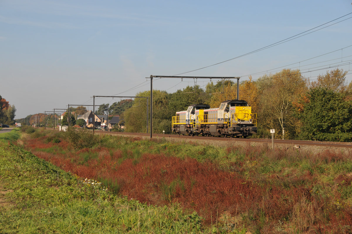 HLD 7715 und 7857 dieselten am 18/10/2017 durch Lummen Richtung Hasselt. 