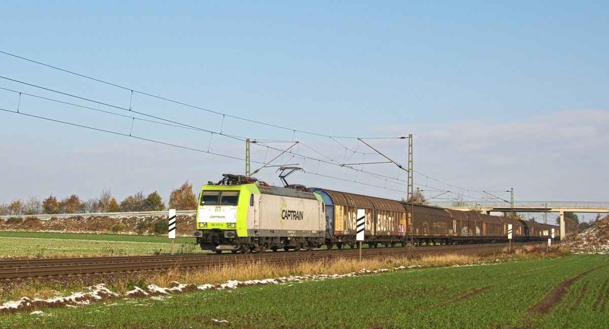HML 185 517, vermietet an Captrain Deutschland, mit Schiebewandwagenzug durch Marl (NI) in Richtung Osnabrck am 09.11.16.