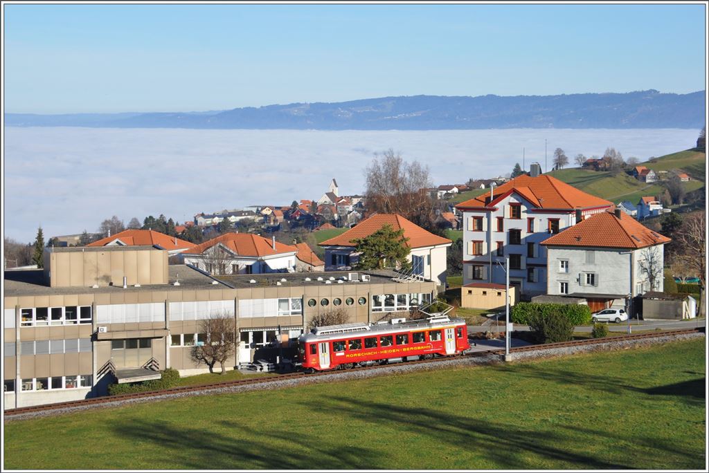 Hoch über dem Nebelmeer des Bodensees verlässt ABDeh 2/4 24 Heiden Richtung Rorschach Hafen. (28.12.2015)