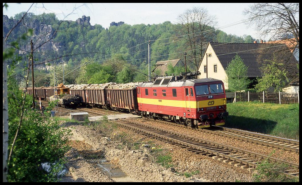 Höhe Kurort Rathen kommt hier die CD 372007 wegen Bauarbeiten links fahrend am 4.5.1995 um 16.20 Uhr mit einem Güterzug in Richtung Dresden vorbei.