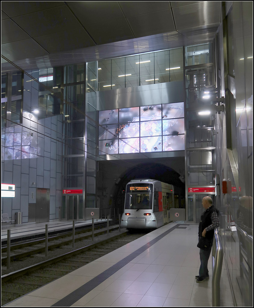 Hohe Halle -

Die Station Schadowstraße der Düsseldorfer Wehrhahnlinie liegt relativ tief. Dadurch ergibt sich am westlichen Zugang eine recht hohe Halle mit einem über dem Tunnelportal integrierten Kunstwerk.

14.08.2018 (M)