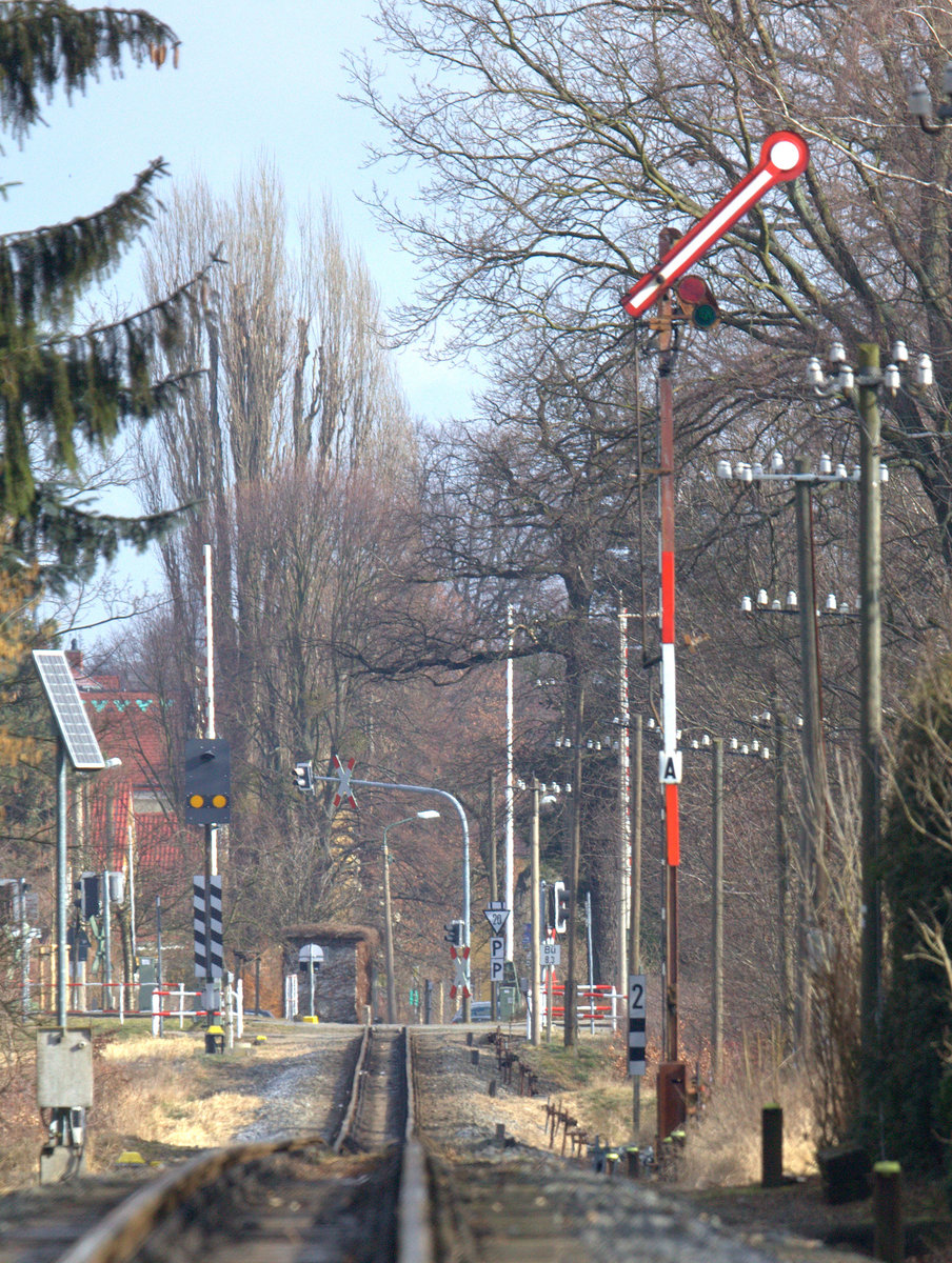 Hp 1 zeigt das Signal, welches den Bahnhof Moritzburg , streckenseitig aus Richtung Dippelsdorf deckt. 24.02.2018 10:35 Uhr.