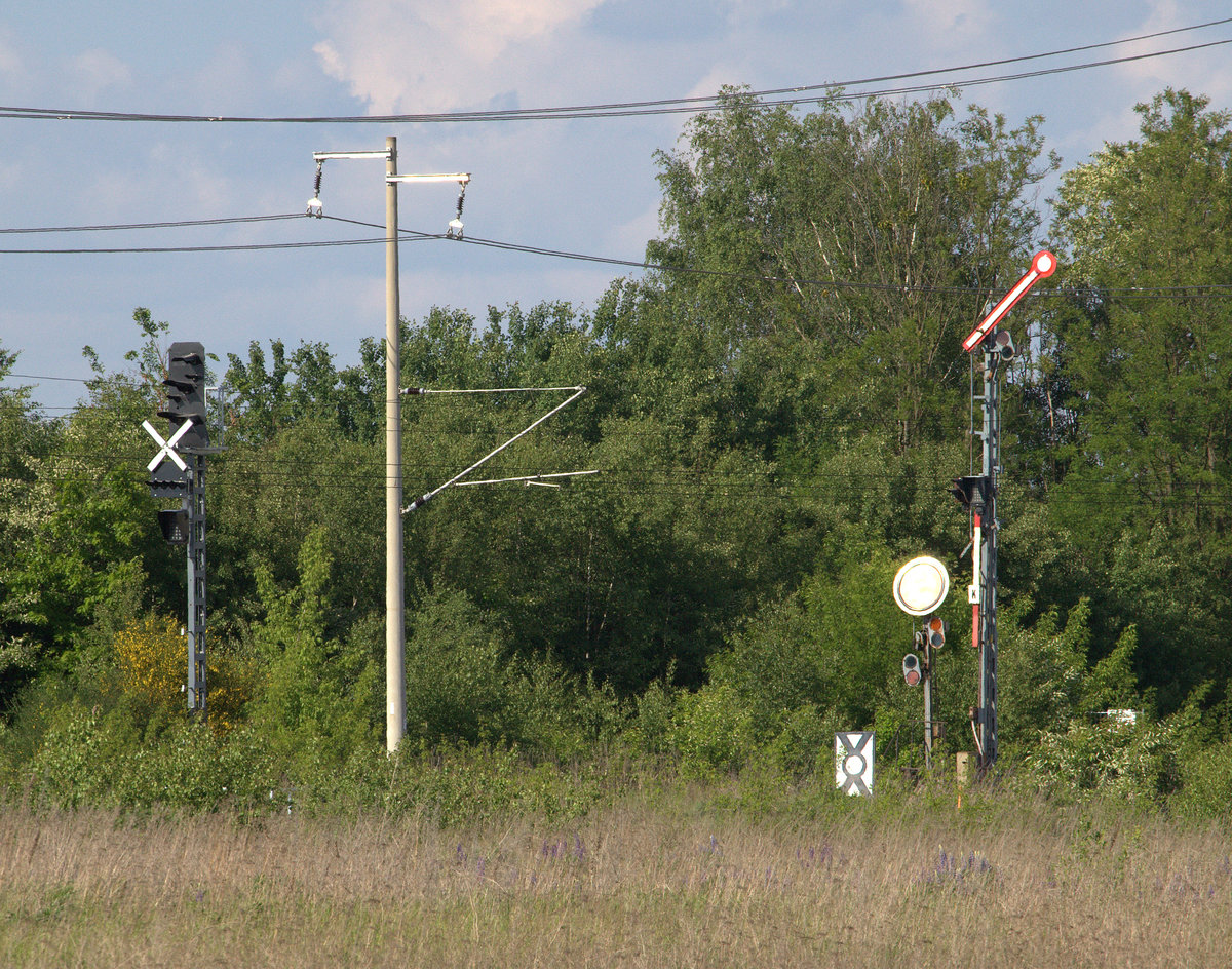 Hp1 und Vr0 bei Brieske, das moderne KS Signal, ist aktuell noch ausgkreuzt, noch gibt es in Brieske einen Fahrdienstleiter.26.05.2017 17:39 Uhr.