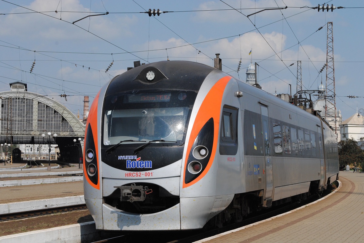 HRCS2-001 als IC 715 Kiew - Przemysl verläßt den Hauptbahnhof von Lemberg. (30.08.2018)