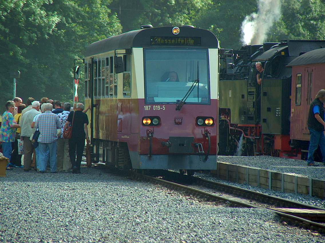 HSB 187 019-5 mit der HSB 8918 von Nordhausen Nord nach Hasselfelde, am 11.08.2008 im Bahnhof Eisfelder Talmühle.