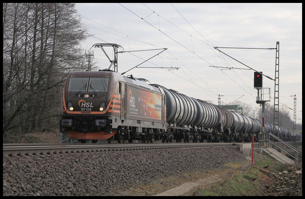 HSL 187538 ist hier mit einem Tankzug auf der Rollbahn bei Hasbergen am 20.3.2019 um 9.11 Uhr in Richtung Münster unterwegs.