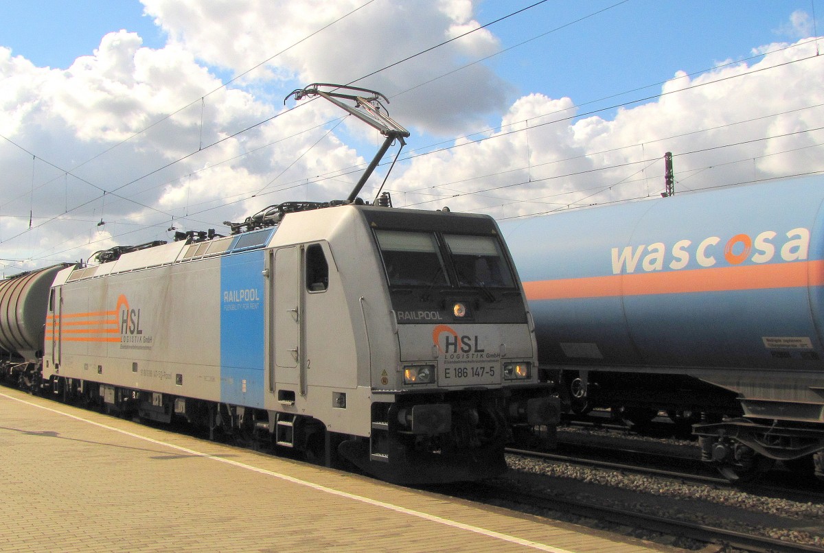 HSL E 186 147-5 mit Kesselwagen nach Seelze, am 08.09.2015 in Großkorbetha.