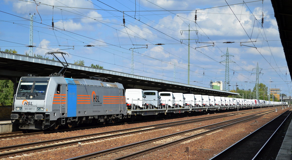 HSL Logistik GmbH mit der Rpool   185 687-1  [NVR-Number: 91 80 6185 687-1 D-Rpool] und einem PKW-Transportzug fabrikneuer VW-Nutzfahrzeuge aus polnischer Produktion am 04.09.18 Bf. Flughafen Berlin-Schönefeld.