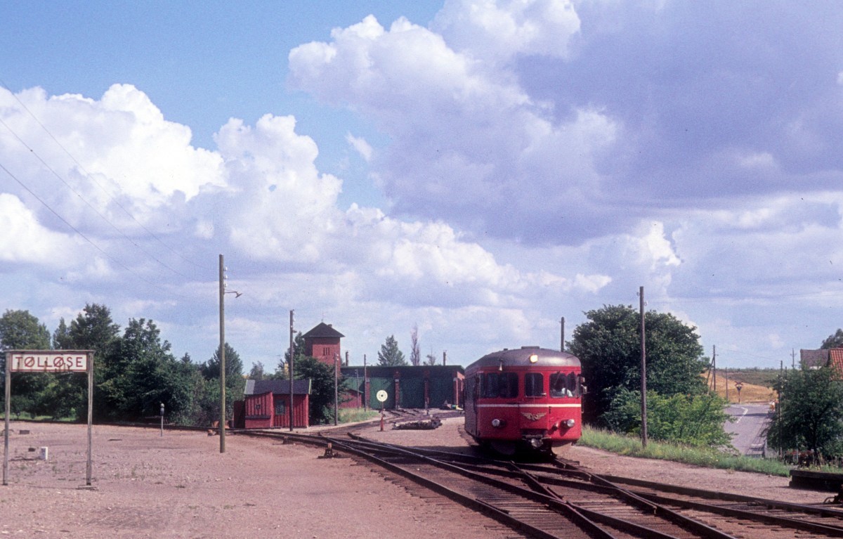 HTJ (Høng-Tølløse-Jernbane): Der Schienenbustriebwagen S 44 (Kalmar Verkstadsaktiebolag 1953, von SJ (Y6 858) 1972 gekauft) erreicht am 25. Juli 1974 den DSB-Bahnhof Tølløse.