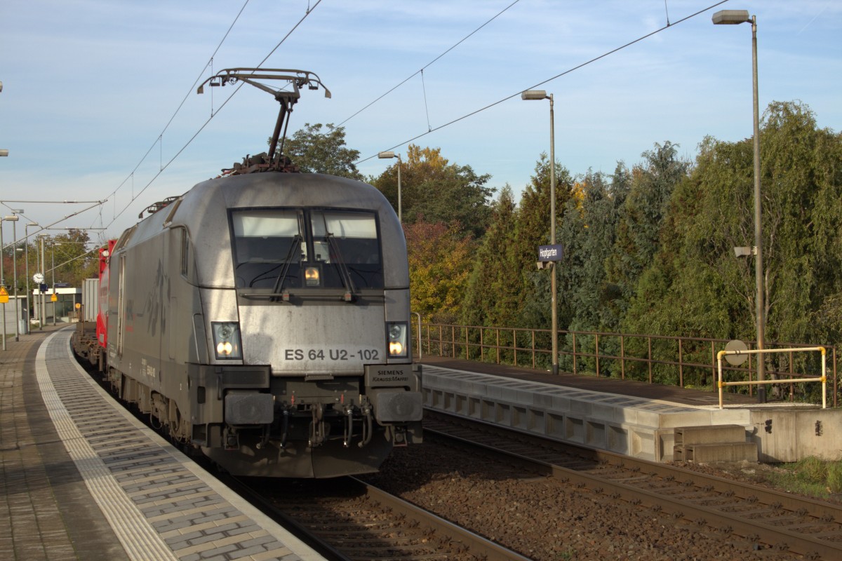 Hupac-Taurus ES 64 U2 - 102 mit Bertschi Zug passiert gerade Hopfgarten/Weimar auf dem Weg nach Ruhland am 24.10.2015.