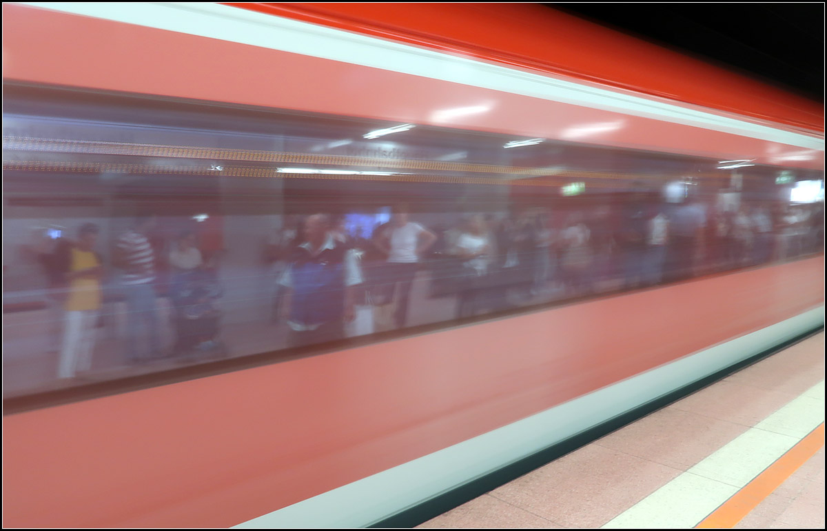 Husch und weg -

Ausfahrt einer S-Bahn aus dem Hauptbahnhof tief in Stuttgart. In den Fenster spiegeln sich die wartenden Fahrgäste und das Rot der Seitenwände hat sich mit dem Weiß de Türen vermischt.

13.07.2017 (M)