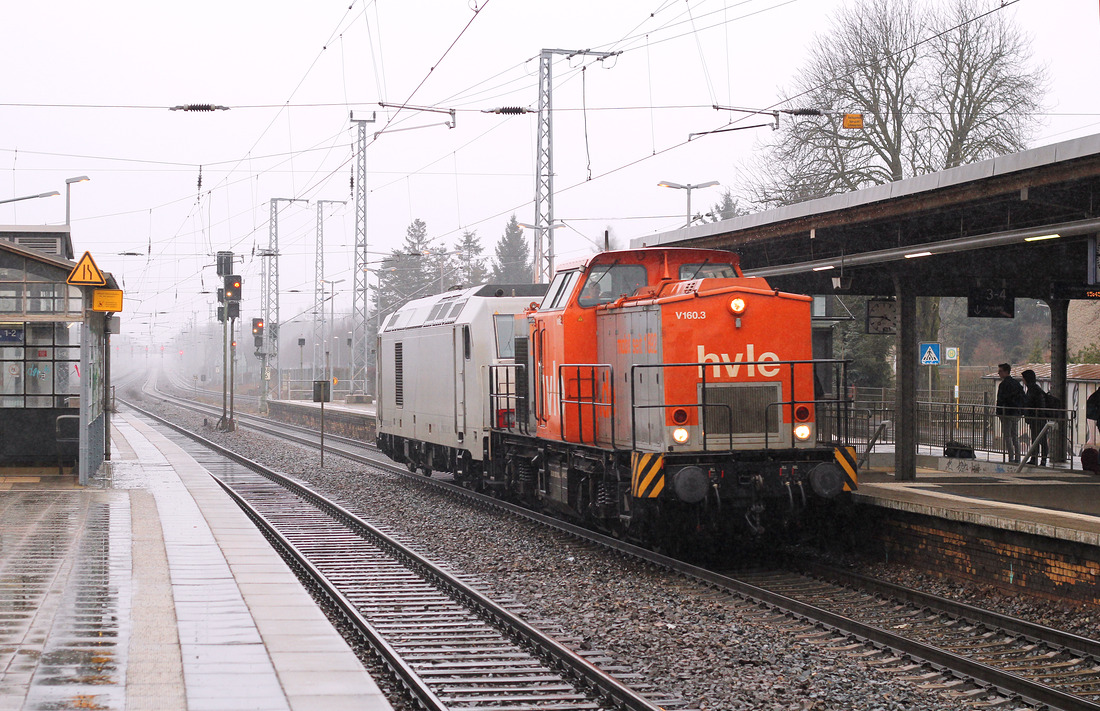 HVLE V 160.3 schleppt 285 104 durch den Bahnhof Michendorf gen Norden.
Aufnahmedatum: 20. Februar 2017