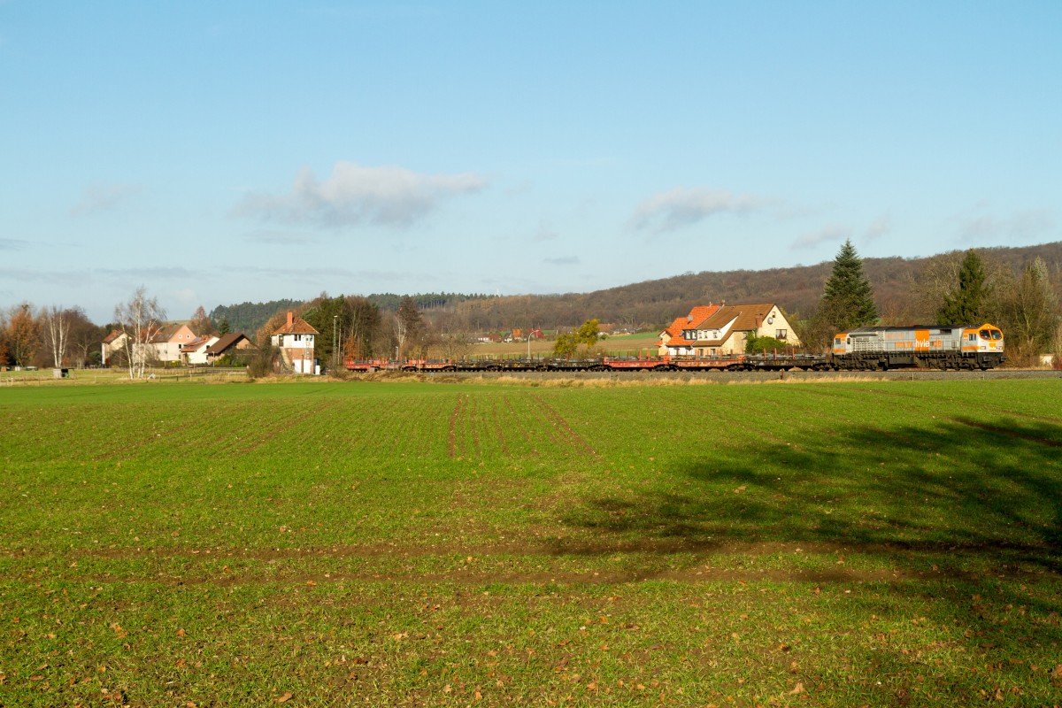 HVLE V330.3 passiert mit Stahlzug 53921 am 8 Dezember 2014 bei Othfresen nach Ilsenburg.