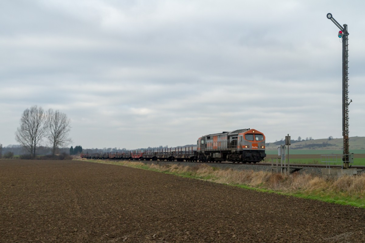 HVLE V330.4 mit Stahlzug 53921 passiert am 9 Dezember 2014 bei Othfresen nach Ilsenburg.