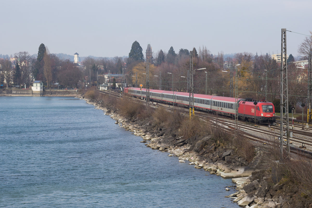 IC 119 wird aus der Abstellung in Reutin gen Lindau Hbf gezogen. Aufgrund von Brückenarbeiten in Lindau und der Sperrung der Bodenseegürtelbahn verkehrt der Zug nur bis Lindau und wird im Sandwich mit 2 Taurus geführt. 24.2.18