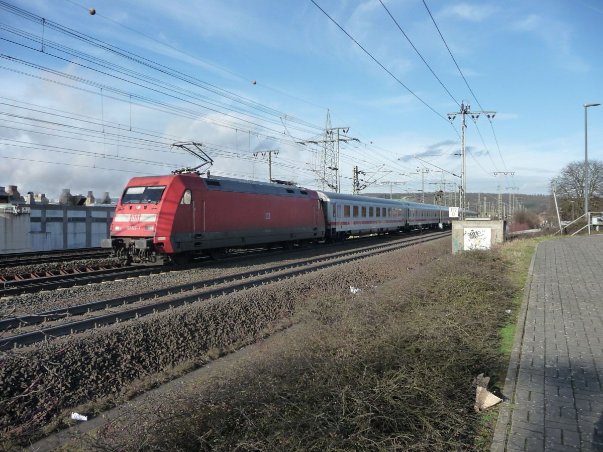 IC 1991, geführt von 101 126 kurz vor dem Bahnhof Fulda.
Am Ende schob 120 154 (aufgebügelt!) nach.
Gesehen am 29.01.16