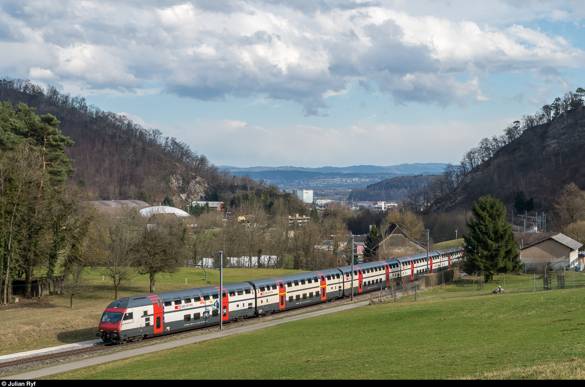 IC 2000 als IC Bern - Basel SBB am 4. März 2017 bei Trimbach kurz vor dem alten Hauensteintunnel.<br>
Die Hauenstein-Basislinie ist an den Wochenenden vom 25./26. Februar und 4./5. März 2017 wegen Bauarbeiten gesperrt und die IC Basel - Interlaken, Basel - Brig sowie einige Güterzüge werden über die alte Hauensteinstrecke umgeleitet. Die Regionalzüge werden durch Busse ersetzt um auf der einspurigen Strecke genügend Kapazität zu schaffen.