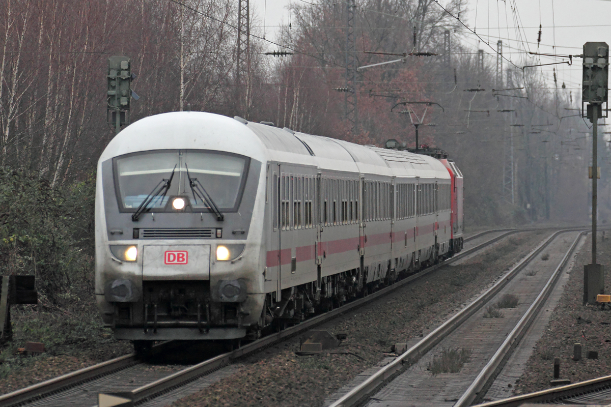 IC 2201 nach Köln Hbf. durchfährt Recklinghausen-Süd Schublok war die 120 147-4 am 23.12.2017
