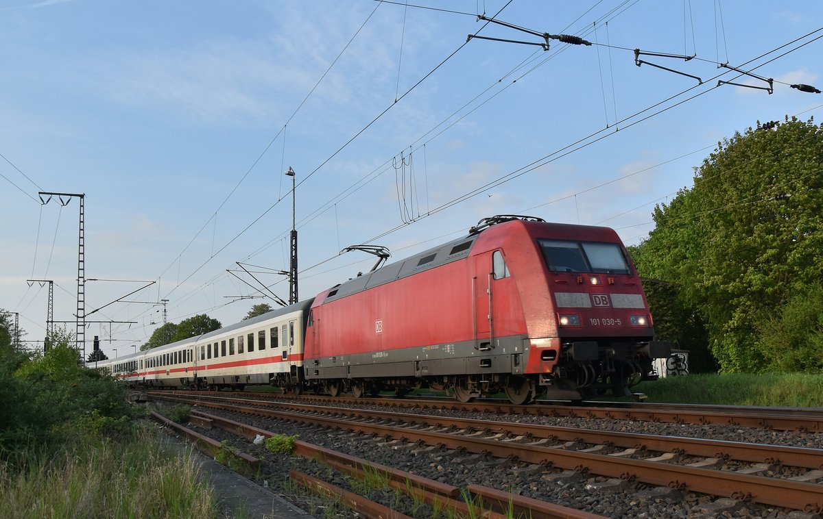 IC 2223 mit der 101 030-5 beim Verlassen von Rheydt Hbf am Abend des 23.4.2018 der Zug kommt von Berlin Ostbahnhof und fährt nach Aachen Hbf.