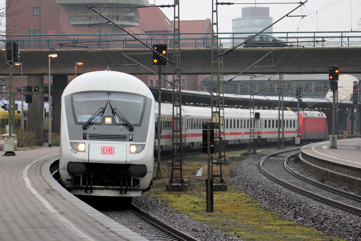 IC 2371 nach Karlsruhe Hbf. mit Schublok 101 068-5 in Hamburg-Harburg 11.1.2017