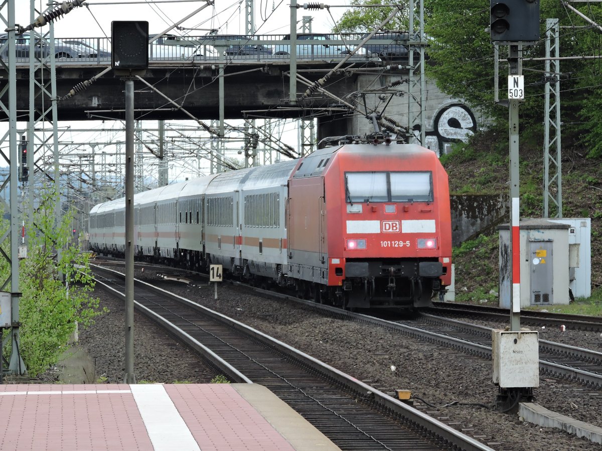 IC 2375 'Wattenmeer' Westerland-Karlsruhe, mit 3 Kurswagen aus Dagebüll Mole, verlässt Kassel-Wilhelmshöhe am 26.04.2017