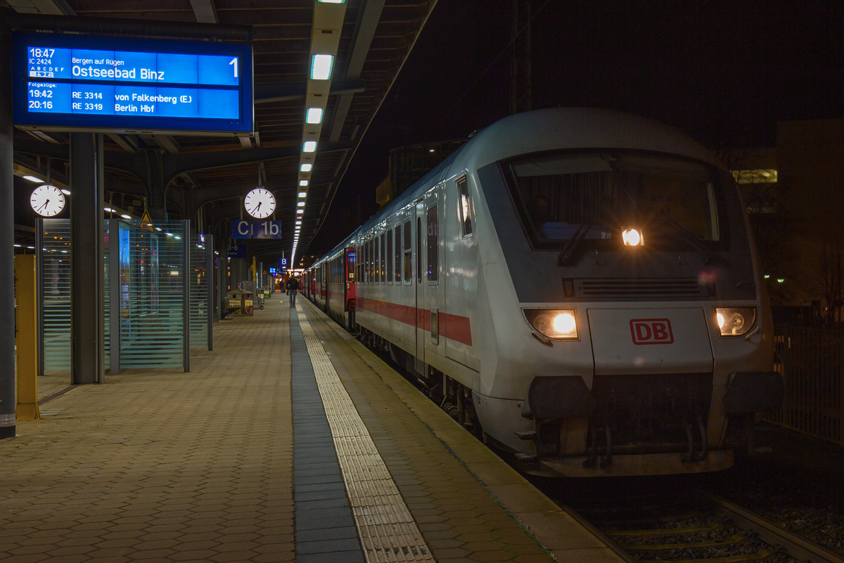 IC 2424 am Bahnsteig 1 in Stralsund fährt lt. Zugzielanzeige 18.47 Uhr zum Ostseebad Binz. - 28.12.2016
