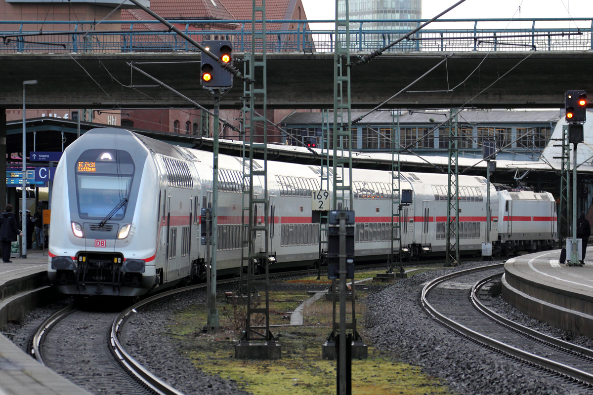 IC 2431 nach Cottbus steht mit Schublok 146 563-2 Abfahrbereit in Hamburg-Harburg 11.1.2017