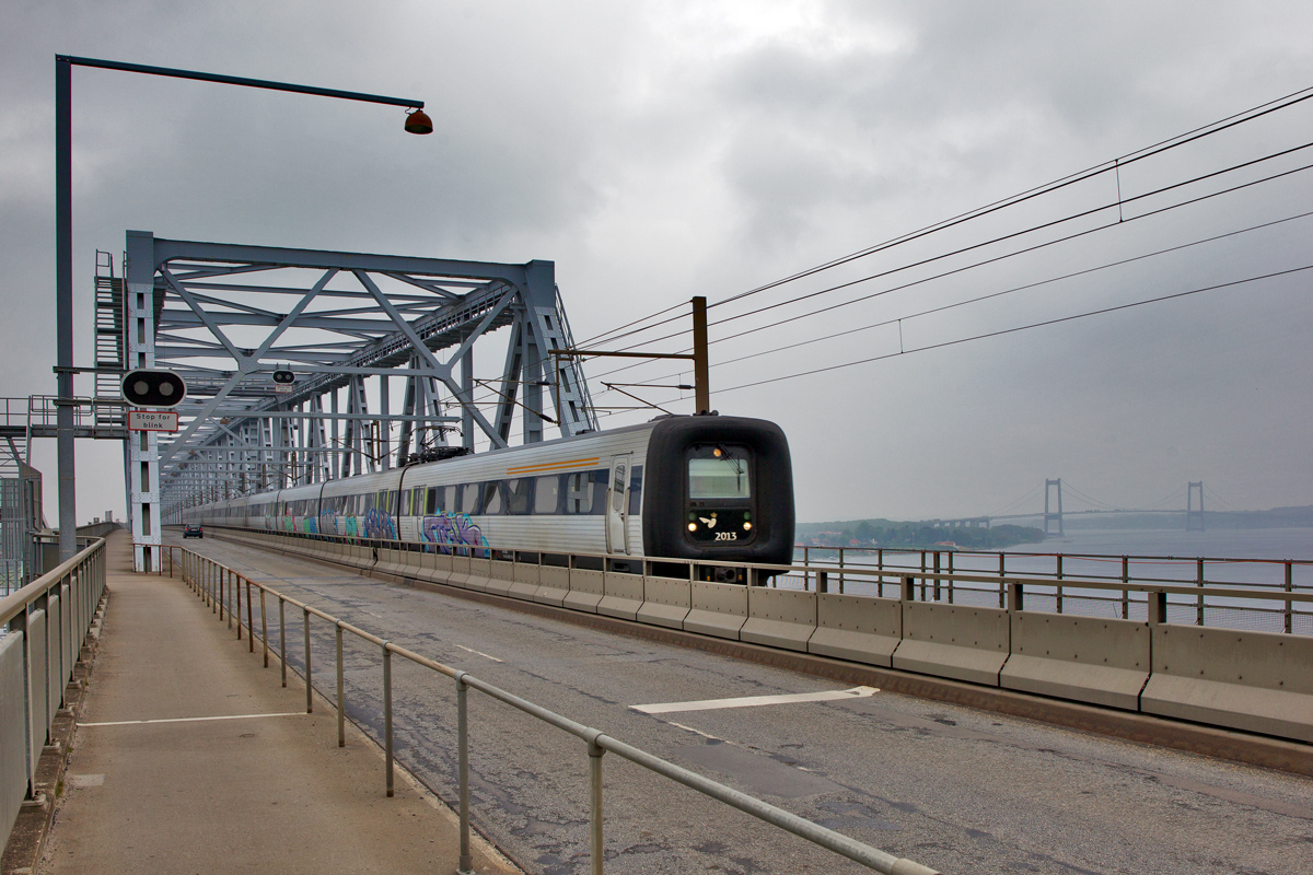 IC 3 2015 überquert die Eisenbahn-Strassenbrücke Lillebaelsbroen über den kleinen Belt,im Hintergrund ist die Autobahnbrücke von Fredericia Richtung Odense zu sehen.Bild vom 20.5.2016