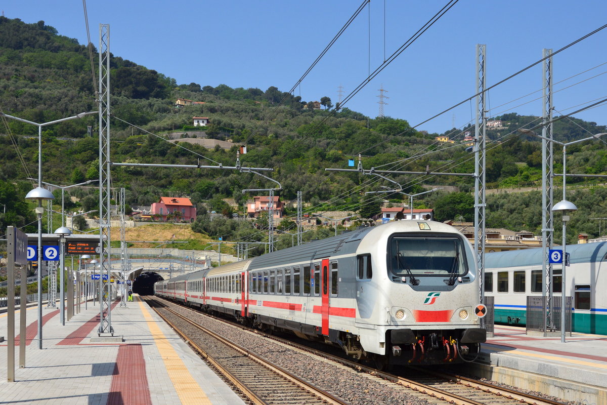 IC 745 Ventimiglia - Mailand mit einem UIC Z1A Steuerwagen verlangsamt sich, um bei Imperia anzuhalten - 29.04.2018
