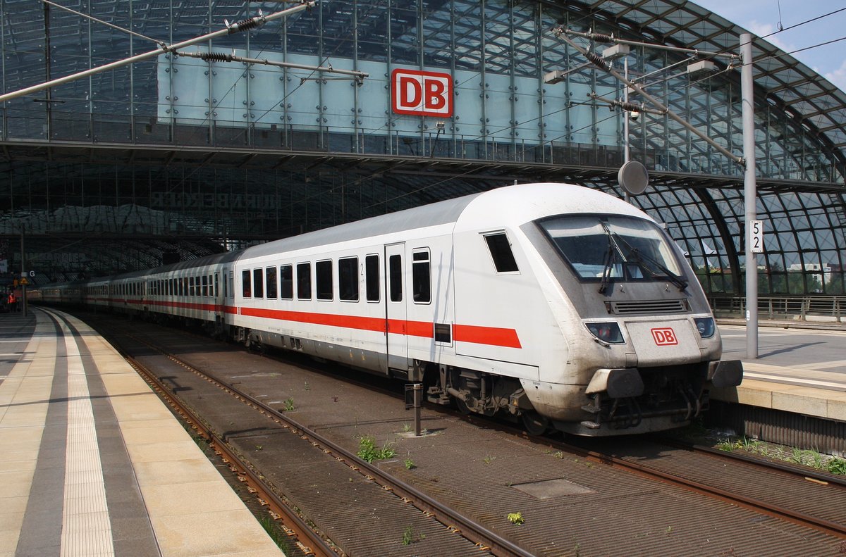 IC-Leerpark passiert auf dem Weg über die Berliner Stadtbahn am 14.5.2017 den Berliner Hauptbahnhof in westlicher Richtung. Zuglok war 120 118-5.